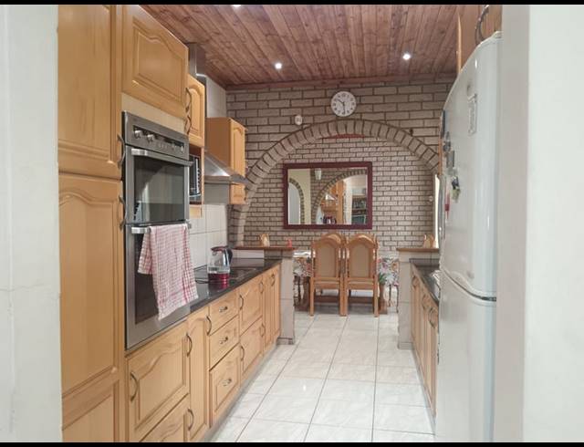 4 BEDROOM HOUSE FOR SALE IN YELLOWWOOD PARK